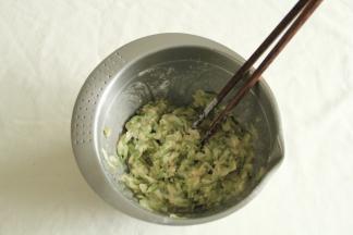 搅拌成糊状，略粘稠，不是液体流动状态的。