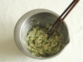 搅拌成糊状，略粘稠，不是液体流动状态的。