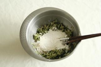 倒入盐、小麦粉，打入鸡蛋。