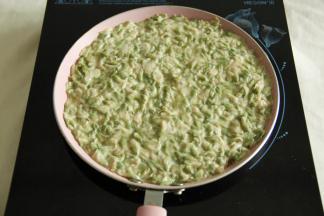 将面糊倒在锅里，用锅铲摊平。小火单面煎金黄。