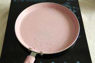 准备好不粘平底锅，加热，刷油，烧热。