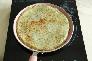 一面煎金黄后，翻面，将另一面也煎金黄。