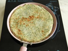 一面煎金黄后，翻面，将另一面也煎金黄。