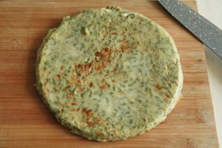 煎好后，倒出在案板上，用刀切开成8份。