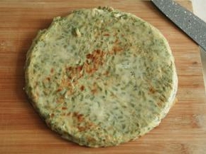 煎好后，倒出在案板上，用刀切开成8份。