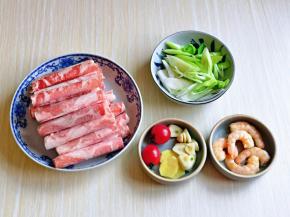 准备食材，青蒜去皮洗干净切段，大蒜去皮切片，姜去皮切片，我们一定要把米饭先做上哈～