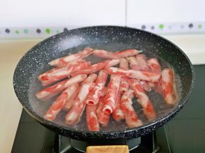 肥牛卷焯水，锅中加入水烧开，倒入肥牛卷，大火烧开。