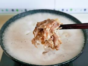 牛肉卷变色后立即捞出来，淋干水分备用。