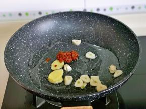 再加入一勺牛肉酱，小火翻炒。