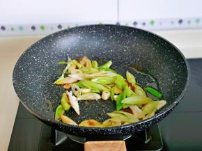 再加入切好的青蒜煸炒。