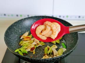 加入虾仁，配菜可以任意搭配。