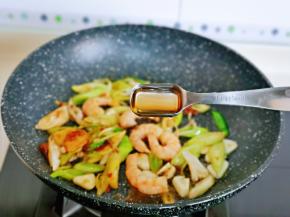 加入一勺料酒去腥。