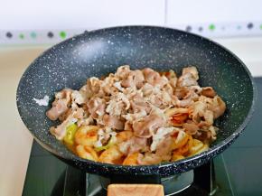 再加入焯水的肥牛卷。