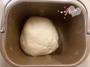 除黄油外的所有材料，先液体后固体的顺序放入面包机桶内。揉面20分钟后再加入黄油揉15分钟。