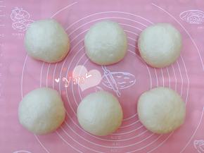 发酵好的面团取出排气，称重后平均分成6份，滚圆。盖上保鲜膜松弛15分钟。