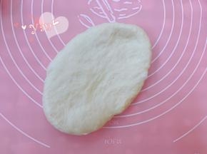 取一个松弛好的面团，擀成椭圆。