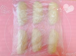 依次做好剩余的面团，盖保鲜膜松弛10分钟。