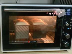 放入预热好的烤箱，最下层，上火170度，下火210度，烤30分钟。上色及时加盖锡纸。