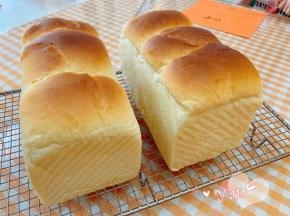 烤好的吐司放晾网上晾至手心温度，凉了再切片。