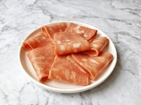 培根对半切好。