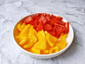 彩椒切小丁备用。