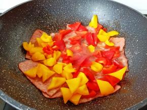 加入彩椒丁翻炒片刻。