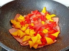 加入彩椒丁翻炒片刻。