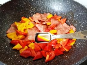 加入生抽一勺。