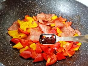 加入蚝油一勺提鲜。