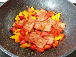 将调味料翻炒均匀。