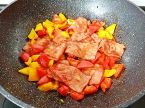 将调味料翻炒均匀。