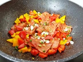 撒上葱花提香。