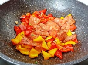 翻炒均匀关火出锅。