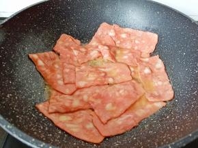 锅里放适量油放入培根。