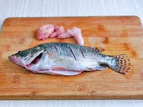 买回来的桂鱼清洗干净，再鱼身上切几刀，便于入味。