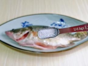 处理好的桂鱼装盘，按个人口味加入盐。