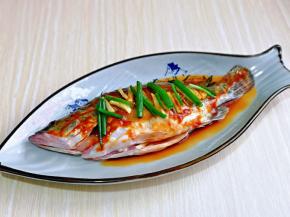 再放上切好的姜丝和葱段，包括肚子里也要放，腌制20分钟。