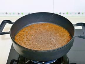 蒸好的鱼会有汤汁，将倒入锅中，加入水淀粉勾芡至浓稠即可关火。(淀粉用凉水化开)