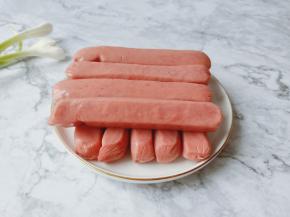 鸡肉肠提前从冰箱冷冻室拿出来化开。