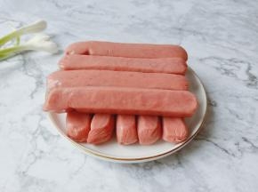 鸡肉肠提前从冰箱冷冻室拿出来化开。