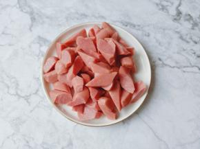 肠切成小的滚刀块。