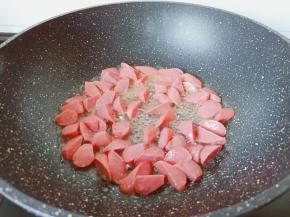 热锅热油下肠煎至。