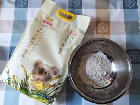 主要材料就是面粉，要中筋面粉，不能用低筋面粉，想面条筋道一些，可以掺一点高筋粉，但是建议不要完全用高筋面粉，太筋道了不好消化呀。