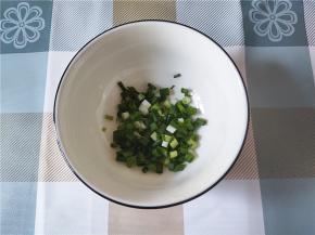 小葱洗干净，切碎。