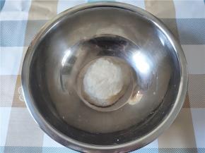 面粉加1克盐，60克水，揉成一个光滑的面团，比做包子馒头的面团硬一点，然后盖上醒半小时。一般做面条粉和水的比例100：50，甚至更少，太软的面团做出来的面条没有嚼劲。盐可以让面条筋道一些。