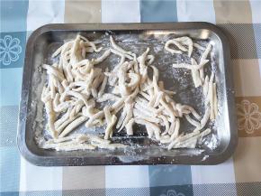 面团醒好，捏扁一点，用干净的剪刀剪成一条条的，建议面条不要超过5毫米粗，不然不容易煮熟。北方人是直接对着锅里烧水现剪的，象我们不熟练的可以先剪好，注意一定要撒点玉米淀粉或面粉防粘。