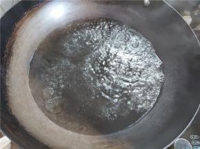 水烧开后，可以倒一点点油和盐，面条煮起来不容易粘连。