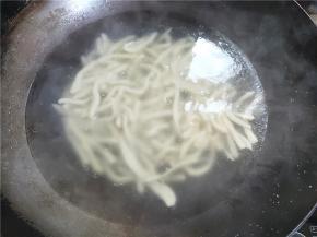 将面条分散开入水，用锅铲推一下，防止沉底糊锅。煮到面条全部浮起，可以加半碗冷水，再煮开两三分钟。