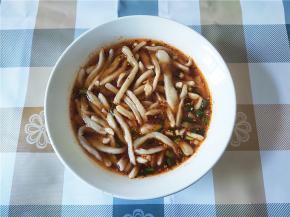 将煮好的面条带汤一起盛入碗中，拌匀。