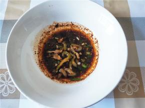 取一个大碗，按自己口味，加辣椒油，生抽，醋，盐、葱花，我还加了一点袋装的榨菜丝。